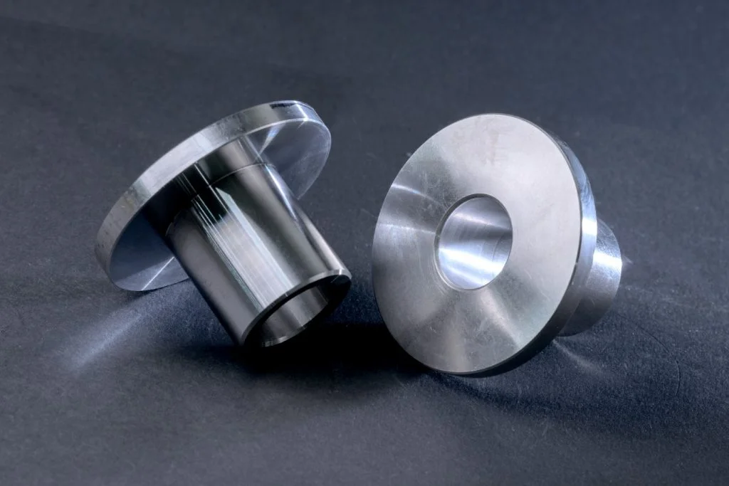 Циліндричні компоненти з фланцями.