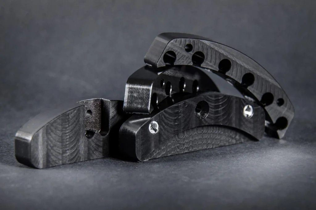 Чорний металевий механічний компонент.