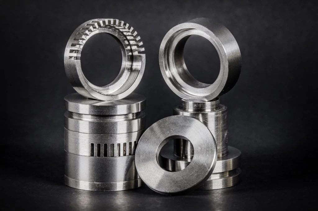 Металеві механічні деталі.