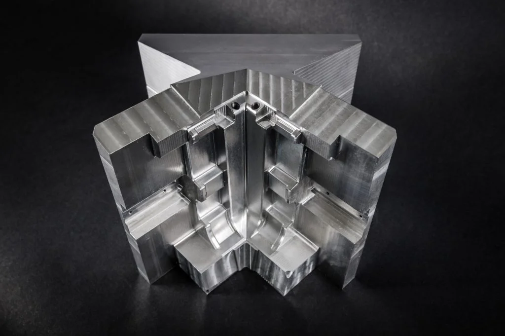 Складна оброблена металева деталь.