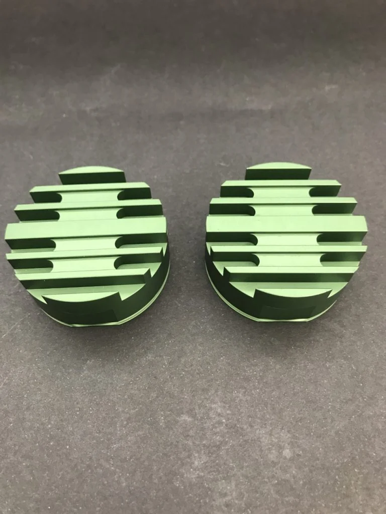 Зелені циліндри.